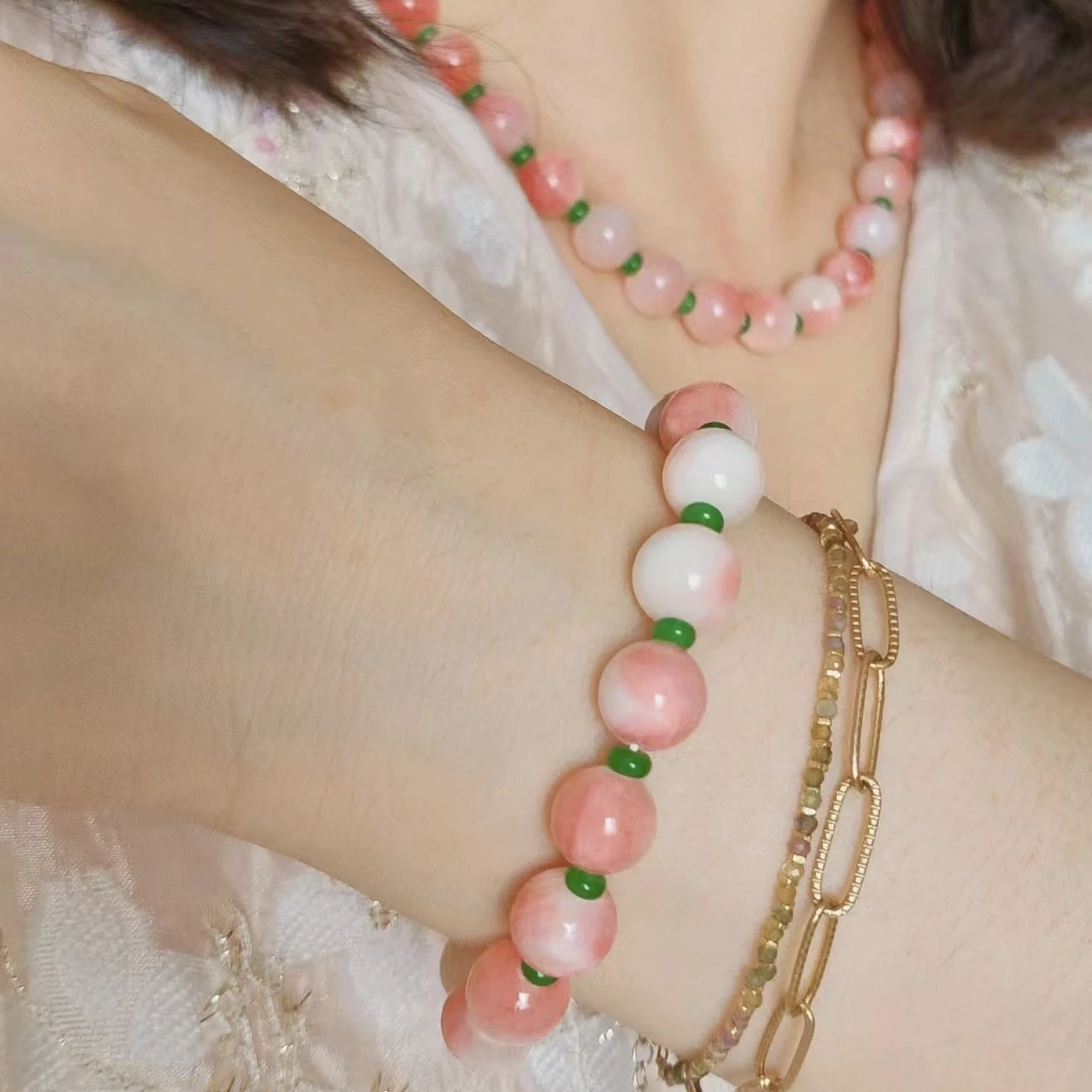 Can young women choose pink jewelry?